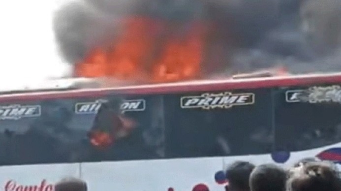 টার্মিনালে দাঁড়িয়ে থাকা এসি বাসে আগুন